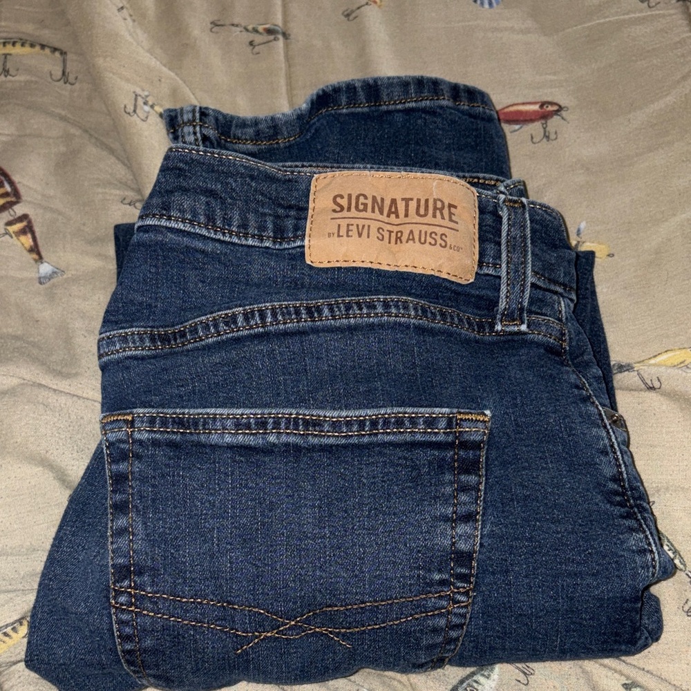 Men’s Levi signature jeans.